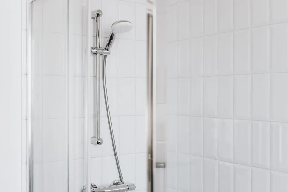 Shower (Shower) — kosakata bahasa Inggris Perlengkapan Kamar Mandi
