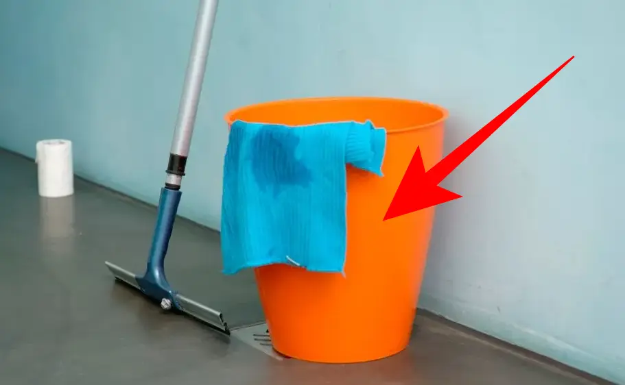 Bucket (Ember) — kosakata bahasa Inggris Perlengkapan Kamar Mandi
