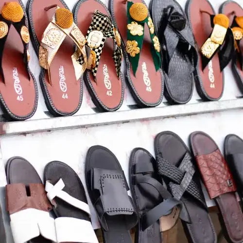 Slippers (Sandal Rumah) — kosakata bahasa Inggris Perlengkapan Kamar Mandi