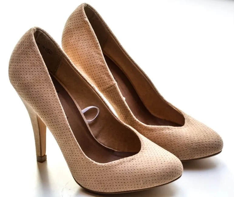 High Heels (Sepatu Hak Tinggi) — kosakata bahasa Inggris Pakaian dan Aksesori