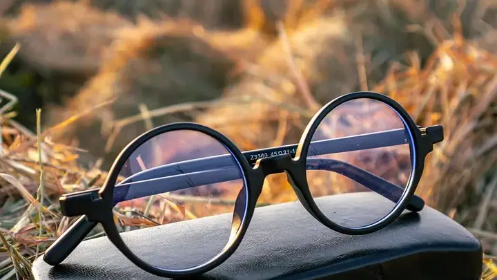 Glasses (Kacamata) — kosakata bahasa Inggris Pakaian dan Aksesori