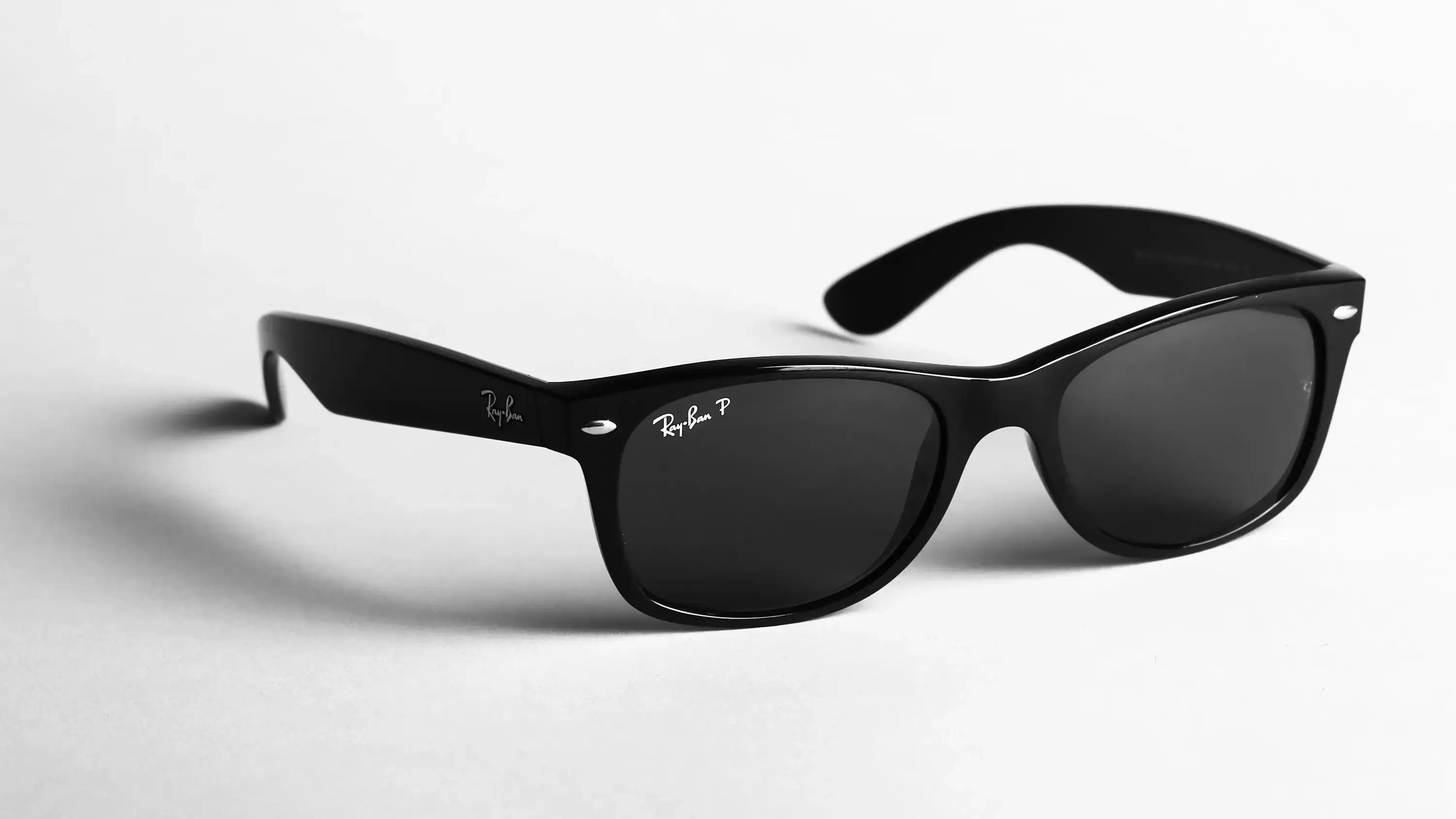 Sunglasses (Kacamata Hitam) — kosakata bahasa Inggris Pakaian dan Aksesori