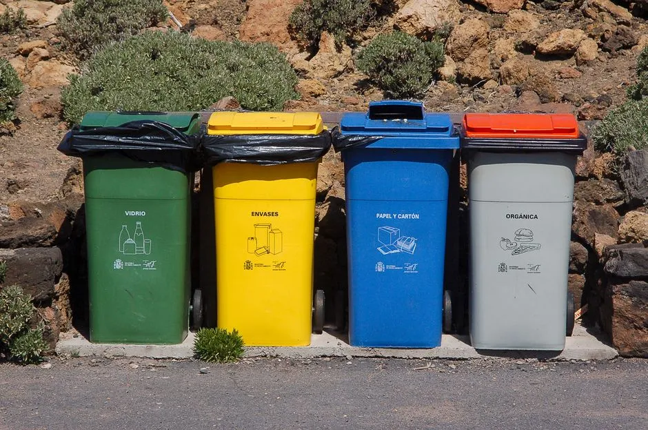 Trash Can — Kitchen Appliances and Tableware vocabulary in English